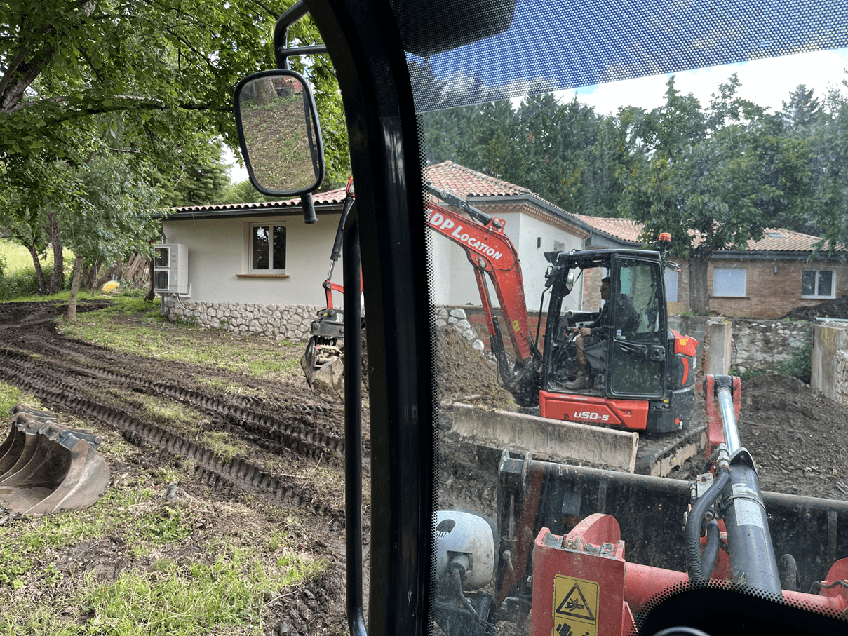 Maison en rénovation travaux extérieur montrant des machines de TP